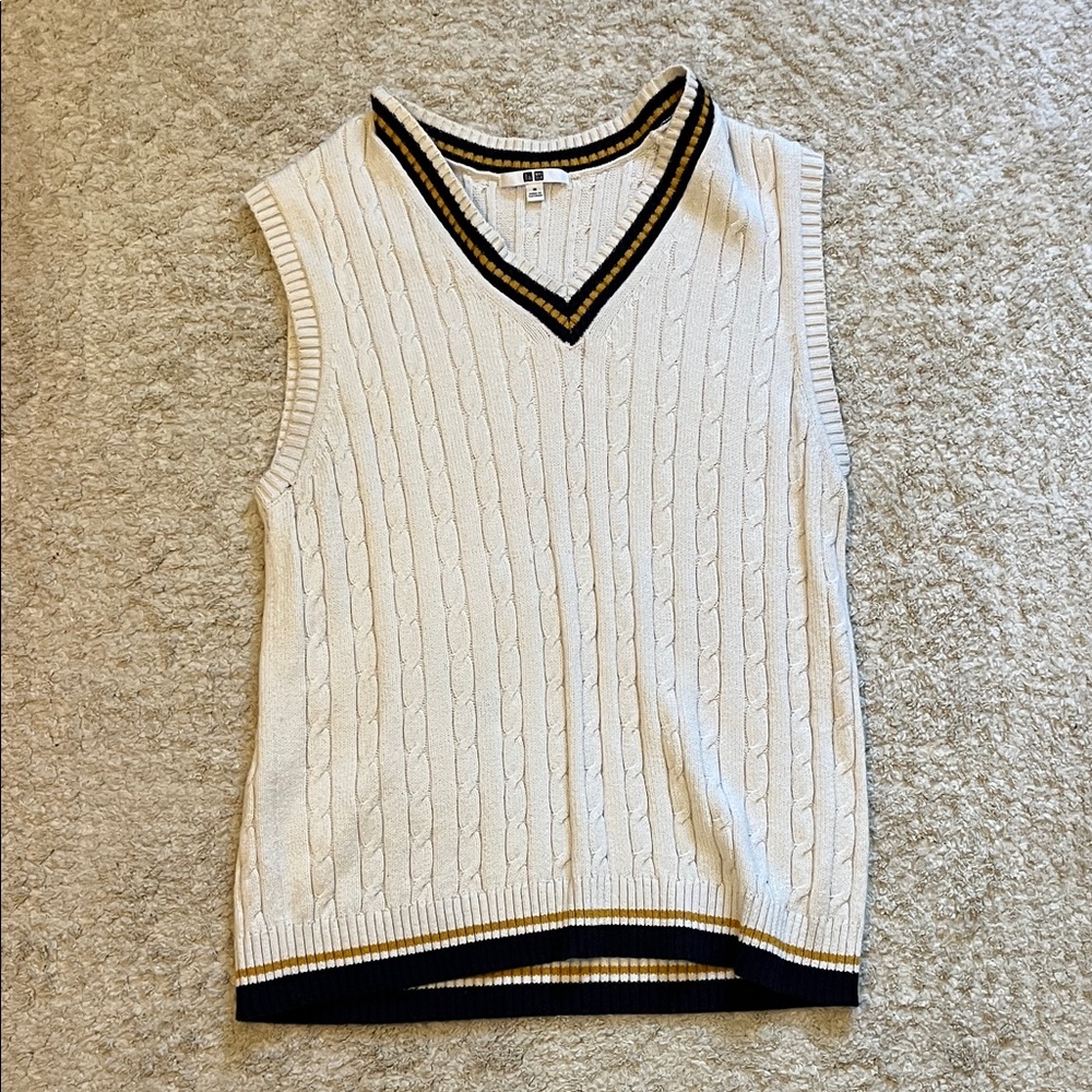 Uniqlo White and Black Cable Knit Vest